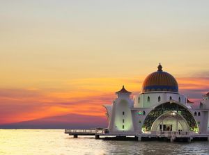 Masya Allah! Masjid Terapung di Selat Malaka yang Unik dan Cantik