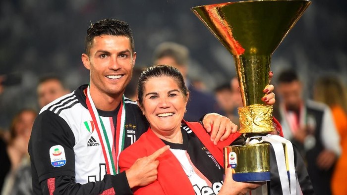 Soccer Football - Serie A - Juventus v Atalanta - Allianz Stadium, Turin, Italy - May 19, 2019   Juventus Cristiano Ronaldo poses with his mother Maria Dolores dos Santos Aveiro as he celebrates winning Serie A with the trophy   REUTERS/Massimo Pinca