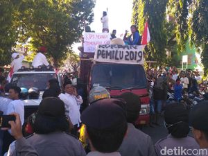 Massa AMPD Tuntut Hitung Ulang Hasil Pemilu di Depan Umum Massa AMPD Tuntut Hitung Ulang Hasil Pemilu di Depan Umum