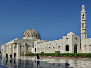 Terpesona Keindahan Masjid Agung Sultan Qaboos di Oman