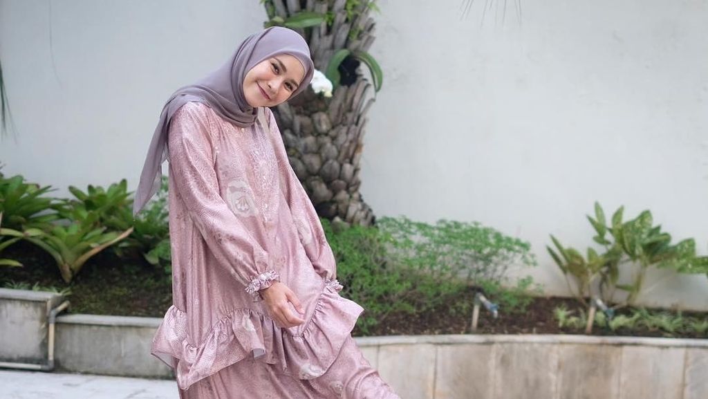 Foto: Inspirasi Gaya Hijab untuk Bukber ala Zaskia Adya Mecca