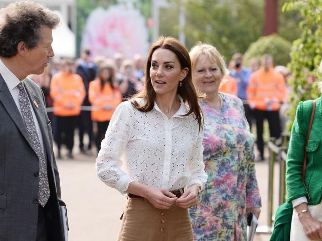 Kate Middleton Stylish Pakai Sneakers Lama, Harganya Rp 900 Ribu Kate Middleton Stylish Pakai Sneakers Lama, Harganya Rp 900 Ribu