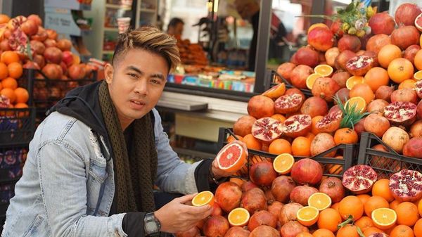 Sedang Heboh di Medsos, Pesinetron Guntur Triyoga Punya Banyak Momen Kulineran