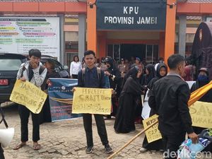Mahasiswa Pasang Bendera Kuning di KPU Jambi, Minta Santunan KPPS Segera Cair
