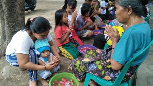 Momen Waisak yang Merekatkan Keluarga di Lombok