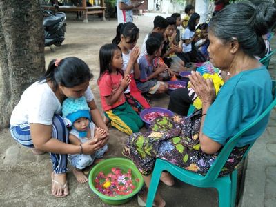 Momen Waisak yang Merekatkan Keluarga di Lombok