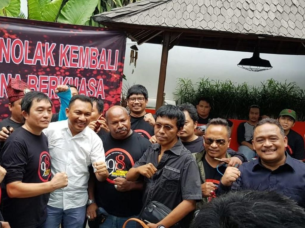Aktivis 98 Bikin Puisi Kaitkan Cendana dengan People Power Aktivis 98 Bikin Puisi Kaitkan Cendana dengan People Power