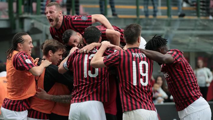 AC Milan dicoret dari Liga Europa karena Financial Fair Play. (Foto: Emilio Andreoli/Getty Images)