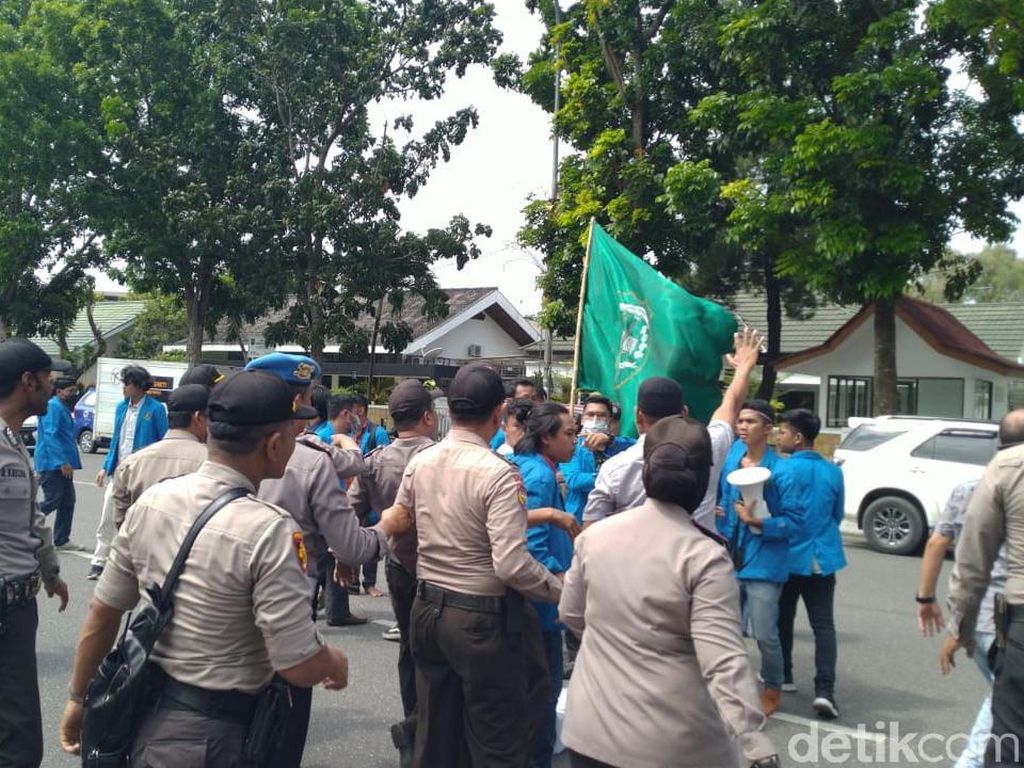 Demo di Kantor KPU Riau, Mahasiswa-Polisi Dorong-dorongan Demo di Kantor KPU Riau, Mahasiswa-Polisi Dorong-dorongan