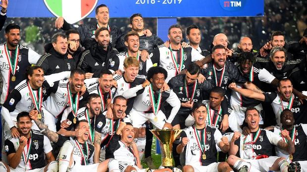 Soccer Football - Serie A - Juventus v Atalanta - Allianz Stadium, Turin, Italy - May 19, 2019   Juventus celebrate winning Serie A with the trophy after the match   REUTERS/Massimo Pinca
