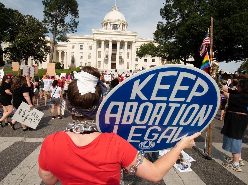 Ratusan Orang Turun ke Jalanan Alabama, Memprotes Larangan Aborsi Ratusan Orang Turun ke Jalanan Alabama, Memprotes Larangan Aborsi