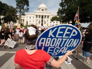 Ratusan Orang Turun ke Jalanan Alabama, Memprotes Larangan Aborsi Ratusan Orang Turun ke Jalanan Alabama, Memprotes Larangan Aborsi