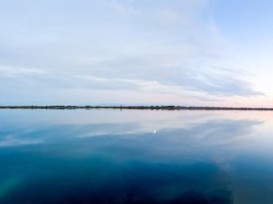 Percaya Enggak Percaya, Batu Bisa Mengambang di Atas Danau Ini