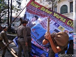3 Spanduk Klaim Kemenangan Prabowo Diturunkan Satpol PP Cimahi