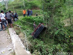 Mobil Bak Terbuka Rombongan Ibu Habis Melahirkan Masuk Jurang di Tasikmalaya