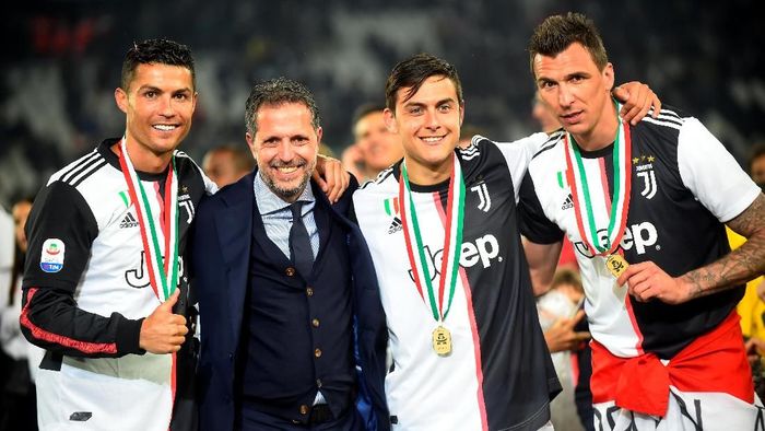 Fabio Paratici (berjas) dengan sejumlah pemain Juventus dalam perayaan Scudetto musim 2018/2019. (Foto: REUTERS/Massimo Pinca) Fabio Paratici (berjas) dengan sejumlah pemain Juventus dalam perayaan Scudetto musim 2018/2019. (Foto: REUTERS/Massimo Pinca)