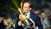 Pelatih Juventus Massimiliano Allegri mencium trofi kemenangan Juventus di Liga Serie A Italia.
