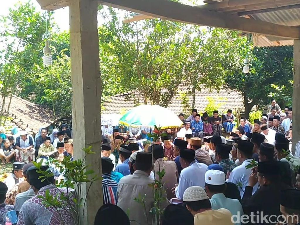 Seribuan Pelayat Hadiri Pemakaman Mahasiswi Asal Jepara yang Tewas di Mesir Seribuan Pelayat Hadiri Pemakaman Mahasiswi Asal Jepara yang Tewas di Mesir