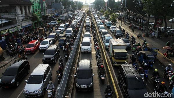 Matraman Raya Langganan Macet saat Jam Pulang Kerja