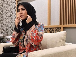 Cynthia Ramlan Hadiahkan Dirinya Berhijab untuk Almarhum Ayah