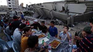 Potret Warga Palestina Buka Puasa di Sekitar Reruntuhan Bangunan