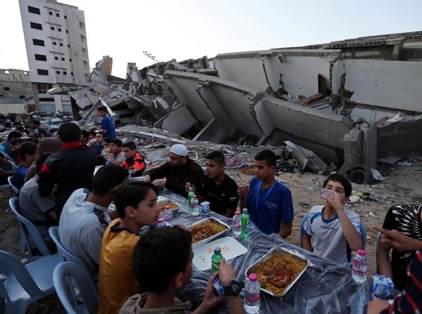 Potret Warga Palestina Buka Puasa di Sekitar Reruntuhan Bangunan