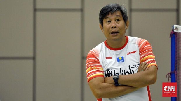 Latihan Tim Piala Sudirman 2019 Pelatih ganda putra, Herry IP tengah memantau latihan ganda putra.
