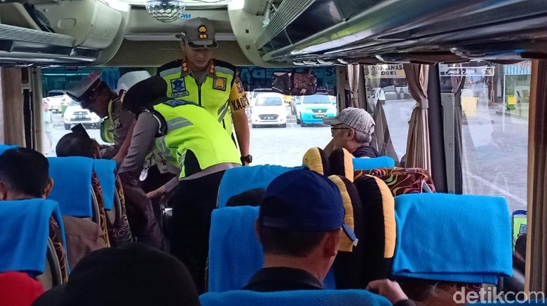 Cegah Aksi 22 Mei, Polres Madiun Sweeping Tol Ngawi-Saradan Cegah Aksi 22 Mei, Polres Madiun Sweeping Tol Ngawi-Saradan