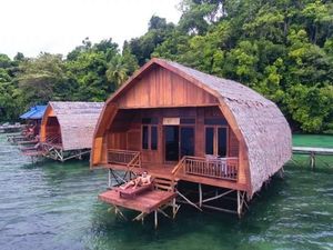 Bukan di Maldives, Ini Resort di Raja Ampat