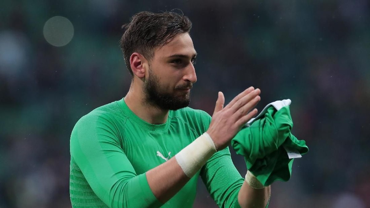 Gianluigi Donnarumma membuat penyelamatan penalti saat AC Milan menang 2-0 atas Frosinone (Emilio Andreoli/Getty Images)