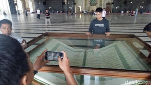 Potret Alquran Raksasa dan Masjid Megah di Makassar