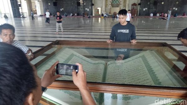 Potret Alquran Raksasa dan Masjid Megah di Makassar