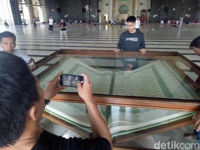 Potret Alquran Raksasa dan Masjid Megah di Makassar