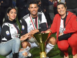 Aduh, Ronaldo Tak Sengaja Benturkan Trofi ke Kepala Anaknya