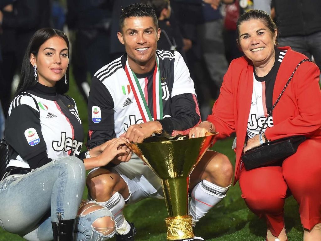 Aduh, Ronaldo Tak Sengaja Benturkan Trofi ke Kepala Anaknya Aduh, Ronaldo Tak Sengaja Benturkan Trofi ke Kepala Anaknya