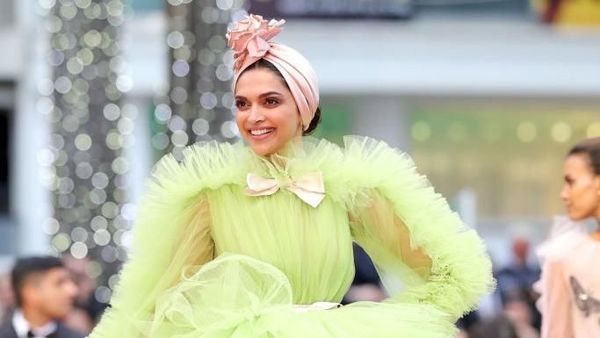 Gaya Memukau Deepika Padukone di Cannes, Disebut Kalahkan Priyanka Chopra