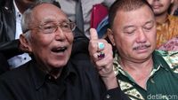 Permadi Salam Jempol Saat Penuhi Panggilan Polisi