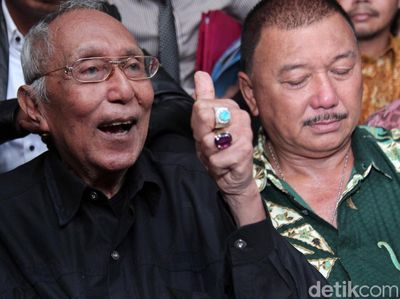 Permadi Salam Jempol Saat Penuhi Panggilan Polisi