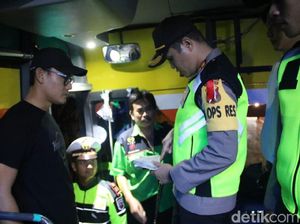 Polisi Geledah Barang Bawaan yang Dicurigai Dibawa untuk Aksi 22 Mei Polisi Geledah Barang Bawaan yang Dicurigai Dibawa untuk Aksi 22 Mei