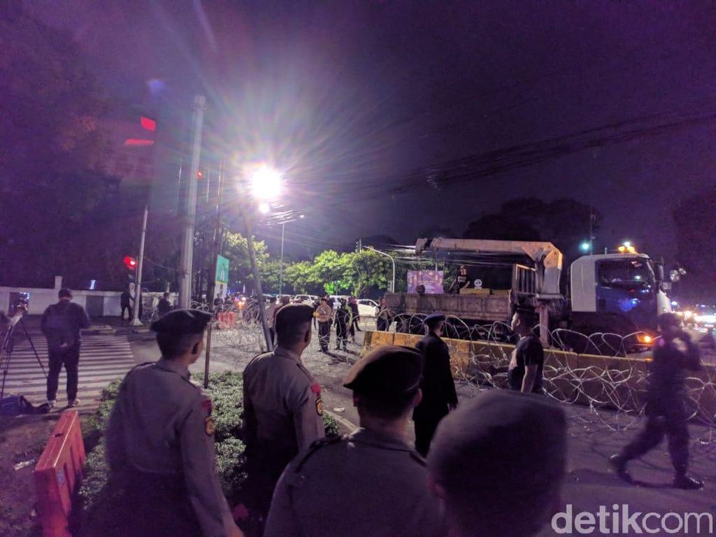 Jelang Rekapitulasi Selesai, Jalan Depan KPU Ditutup Kawat Duri