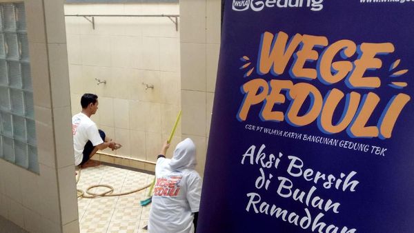 Aksi Bersih-bersih Masjid di Bulan Suci