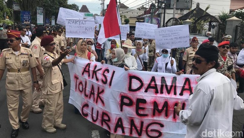 Protes Kinerja, Pendukung Prabowo-Sandi Demo KPU Jember