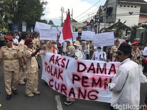 Protes Kinerja, Pendukung Prabowo-Sandi Demo KPU Jember Protes Kinerja, Pendukung Prabowo-Sandi Demo KPU Jember