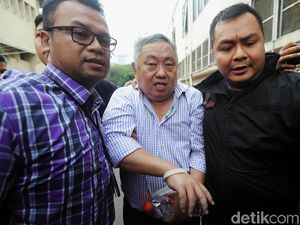 Protes-protes Lieus Sungkharisma Ditangkap Polisi Protes-protes Lieus Sungkharisma Ditangkap Polisi