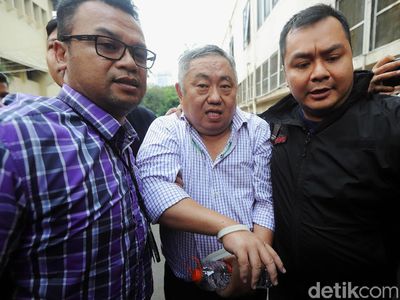 Penampakan Lieus Sungkharisma Dibawa Polisi dengan Tangan Terikat