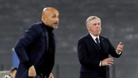 Luciano Spalletti dan Carlo Ancelotti tampak serius mengamati jalannya pertandingan. Reuters/Ciro De Luca.