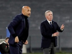 Luciano Spalletti dan Carlo Ancelotti tampak serius mengamati jalannya pertandingan. Reuters/Ciro De Luca.
