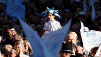 Manchester membiru. Jalan kota Manchester dipenuhi oleh para pendukung Man City, Senin (20/5/2019) waktu setempat. (Foto: Lee Smith/Action Images via Reuters)