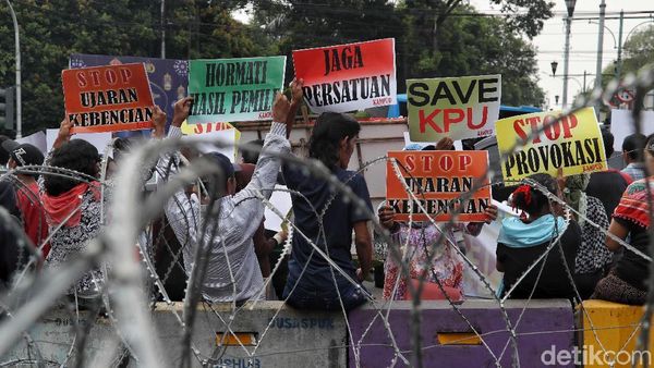 Massa Gelar Aksi Dukungan untuk KPU