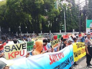 Sejumlah Massa Demo di Depan KPU, Minta Hasil Pemilu Dihormati
